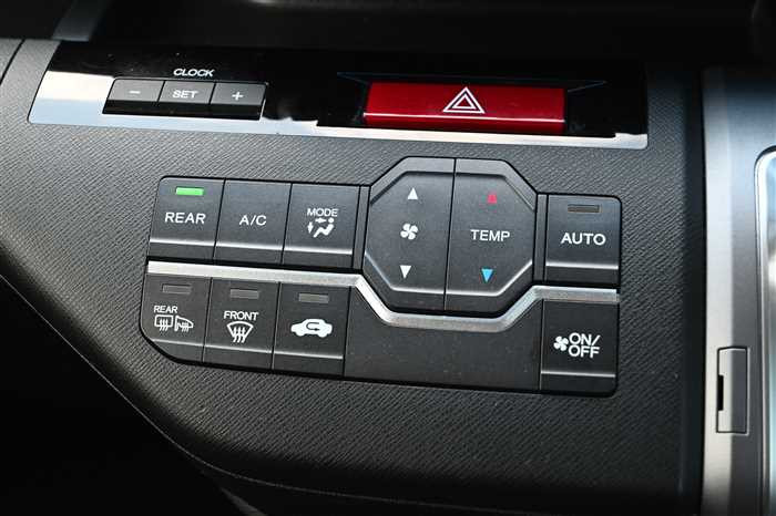 2012 Honda Step WGN DBA-RK5 (UW-69a69414556c2)[24]