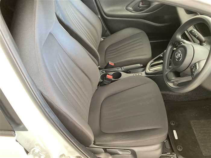 2020 Toyota Yaris 6AA-MXPH10 (UW-69ad0002b9186)[9]