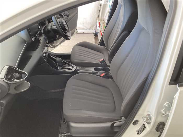 2020 Toyota Yaris 6AA-MXPH10 (UW-69ad0002b9186)[14]