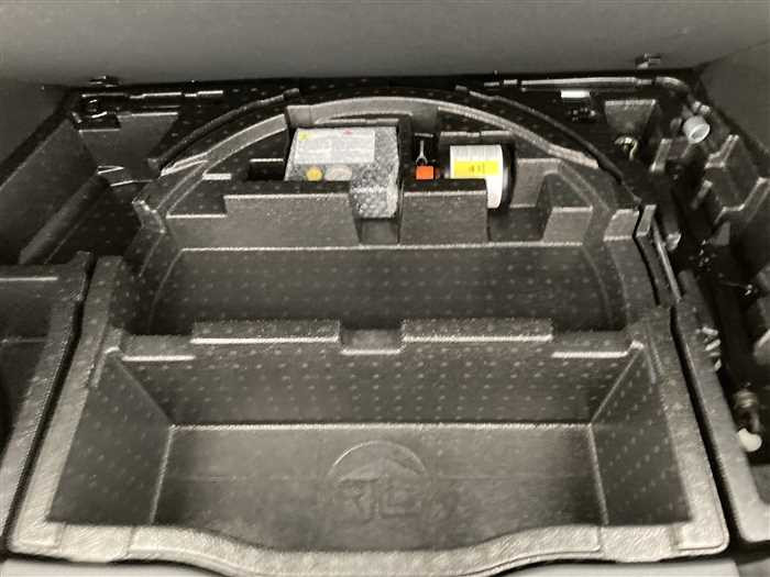 2019 Toyota C-HR 6AA-ZYX11 (UW-69771e4d39631)[12]