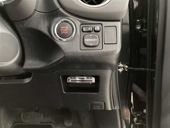 2013 Toyota Vitz DBA-NCP131 (UW-69ad00176aa77)[17]