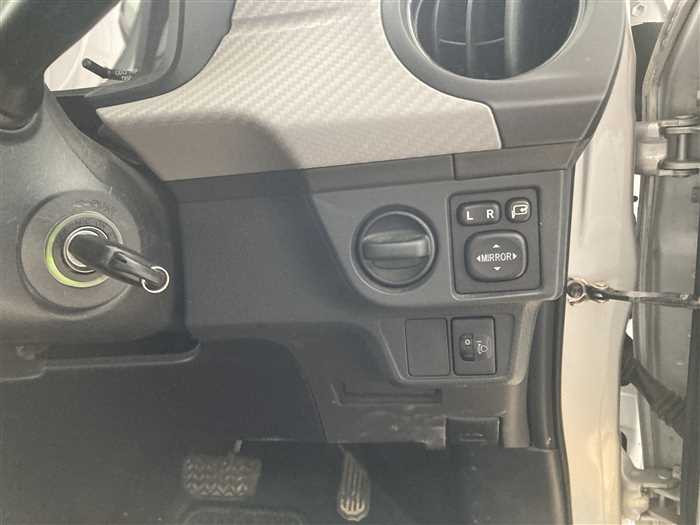 2012 Toyota Corolla Axio DBA-NZE161 (UW-69ad0017714ff)[17]