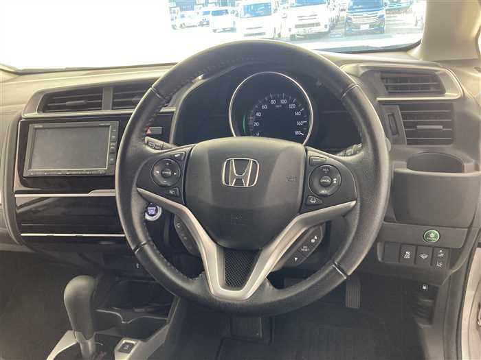 2018 Honda Fit DBA-GK5 (UW-695e10fa7e8d1)[16]