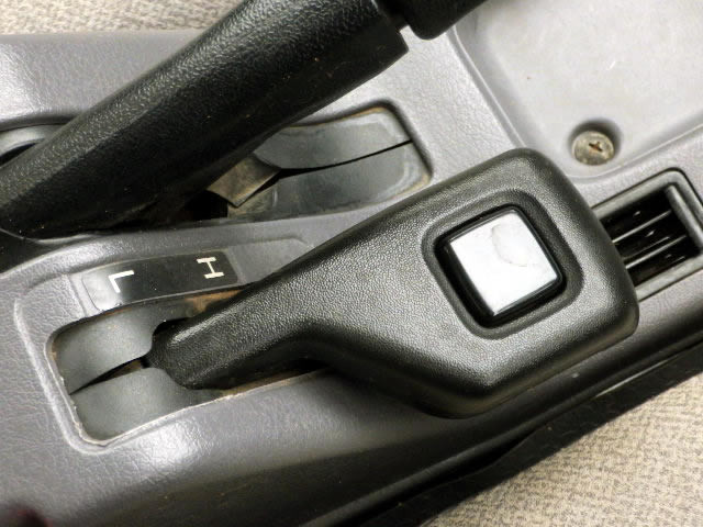 1999 Mitsubishi Minicab Truck U42T (UW-697888ba13774)[15]