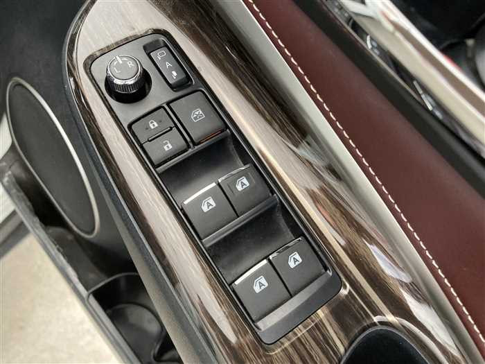 2014 Toyota Harrier DBA-ZSU65W (UW-69ad0016d7c96)[18]