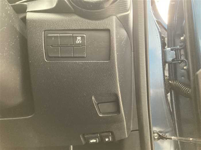 2020 Mazda Mazda2 4BA-DJLFJ (UW-6981ac3d8cf49)[17]