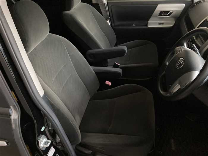 2013 Toyota Noah DBA-ZRR70G (UW-6981ac4618d35)[9]