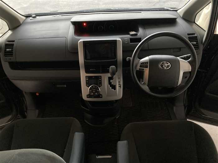 2013 Toyota Noah DBA-ZRR70G (UW-6981ac4618d35)[16]