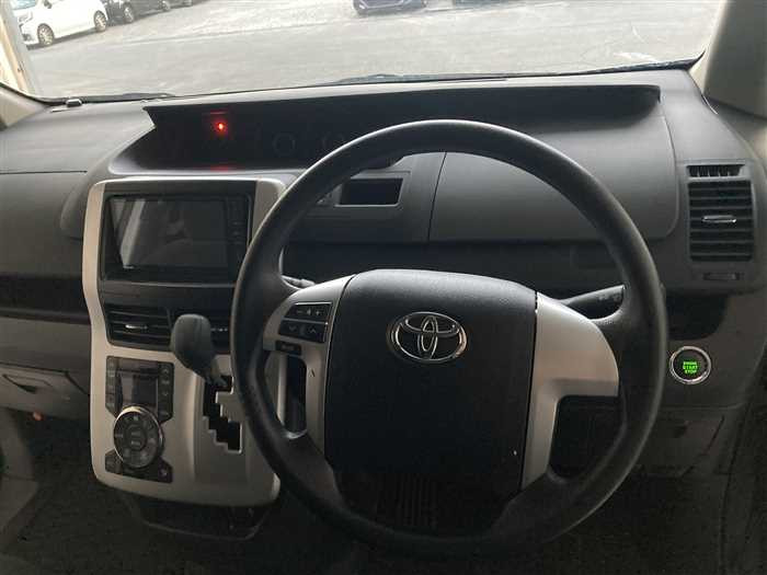 2013 Toyota Noah DBA-ZRR70G (UW-6981ac4618d35)[17]