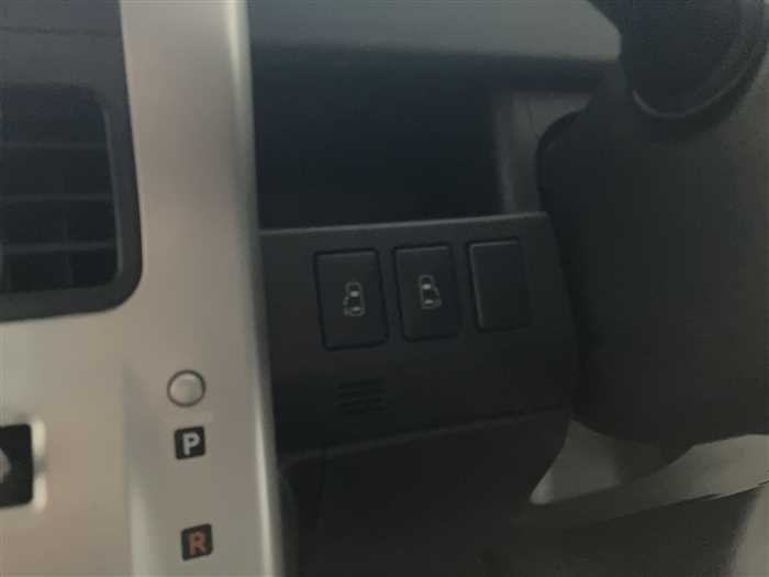 2013 Toyota Noah DBA-ZRR70G (UW-6981ac4618d35)[19]