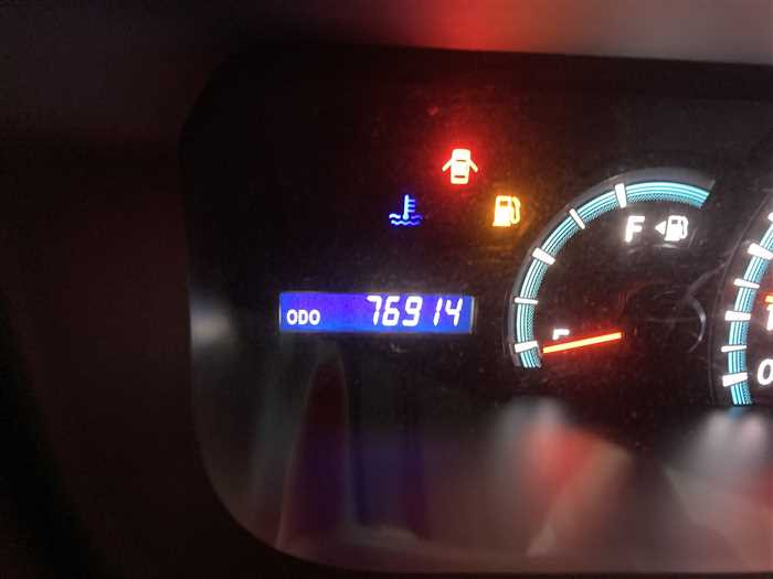 2013 Toyota Noah DBA-ZRR70G (UW-6981ac4618d35)[26]