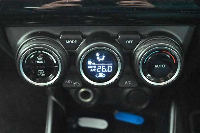 2017 Suzuki Swift DBA-ZC83S (UW-69a69417cf909)[17]