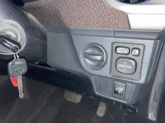 2013 Toyota Corolla Axio DBA-NZE161 (UW-69ad0022a2fc1)[17]