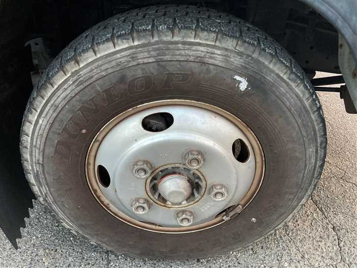 2005 Isuzu Elf PB-NKR81AN (UW-69b27945c8a88)[15]