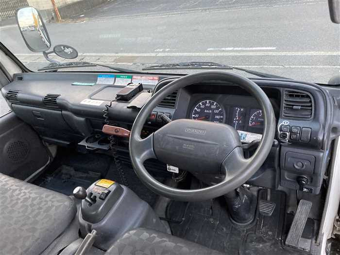 2005 Isuzu Elf PB-NKR81AN (UW-69b27945c8a88)[19]