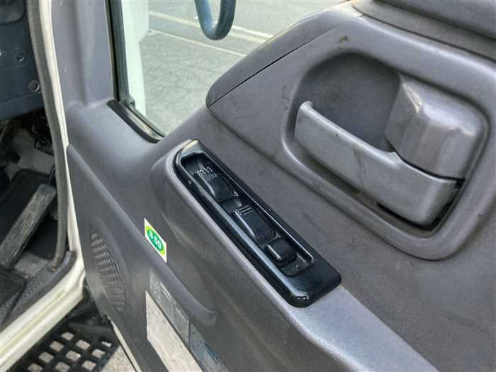 2005 Isuzu Elf PB-NKR81AN (UW-69b27945c8a88)[22]