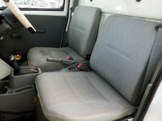 2001 Mitsubishi Minicab Truck U62T (UW-6981c77152803)[5]