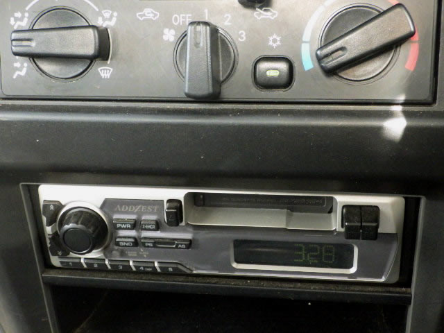 2001 Mitsubishi Minicab Truck U62T (UW-6981c77152803)[12]