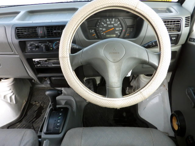 2001 Mitsubishi Minicab Truck U62T (UW-6981c77152803)[4]