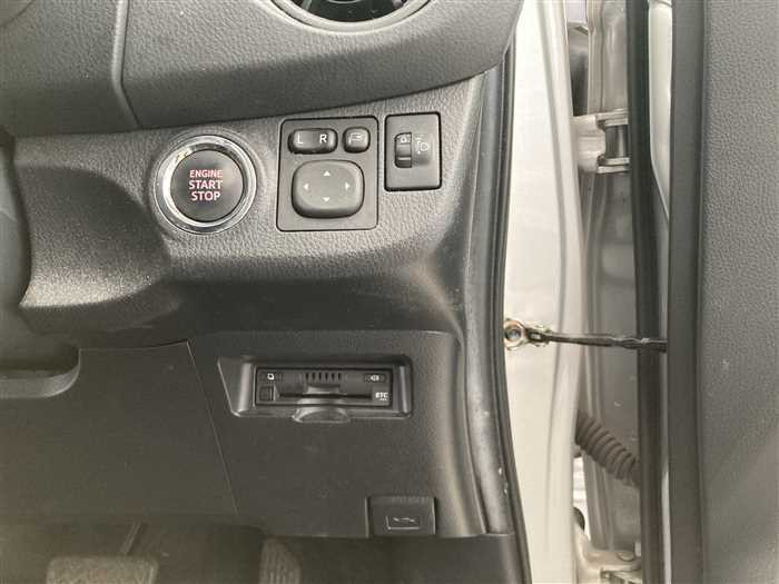 2017 Toyota Vitz KSP130 (UW-6981ac31a8c86)[17]