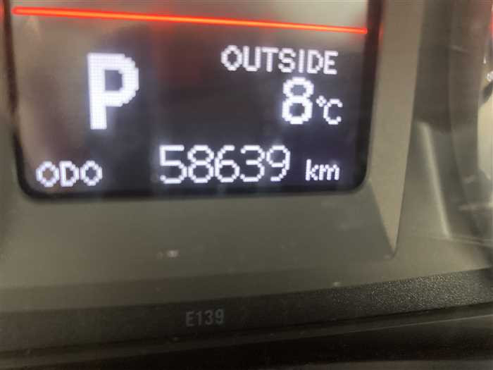 2013 Toyota Auris DBA-NZE181H (UW-6981ac37f15c4)[24]