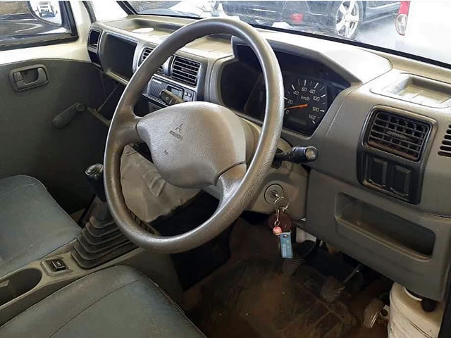 1999 Mitsubishi Minicab Truck U62T (UW-69859c54ba60d)[4]