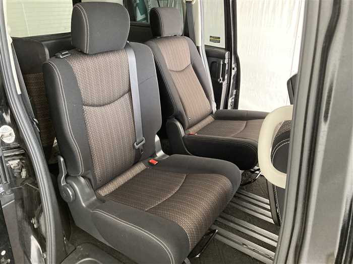 2015 Nissan Serena DBA-FNC26 (UW-69ad002517547)[10]