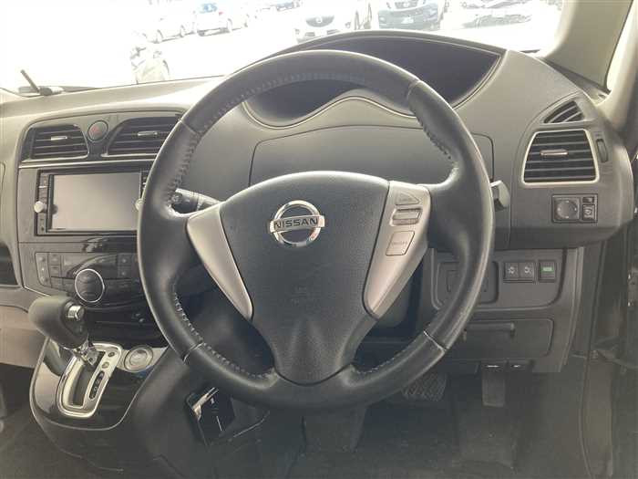 2015 Nissan Serena DBA-FNC26 (UW-69ad002517547)[18]