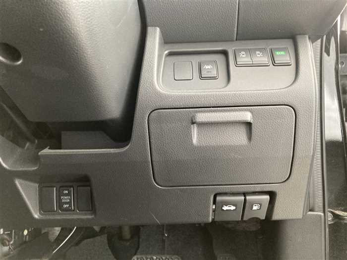 2015 Nissan Serena DBA-FNC26 (UW-69ad002517547)[19]