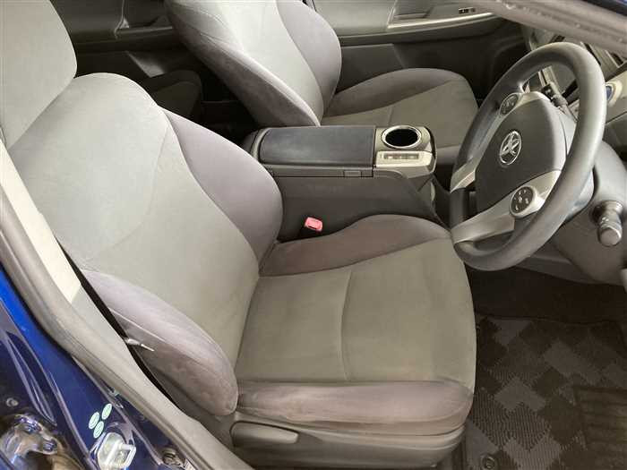 2013 Toyota Prius alpha DAA-ZVW41W (UW-69ad002687824)[10]