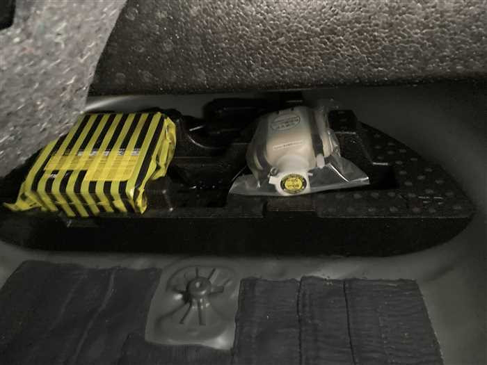 2013 Toyota Prius alpha DAA-ZVW41W (UW-69ad002687824)[13]