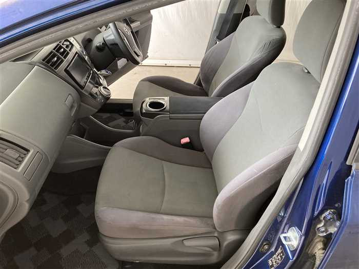 2013 Toyota Prius alpha DAA-ZVW41W (UW-69ad002687824)[15]