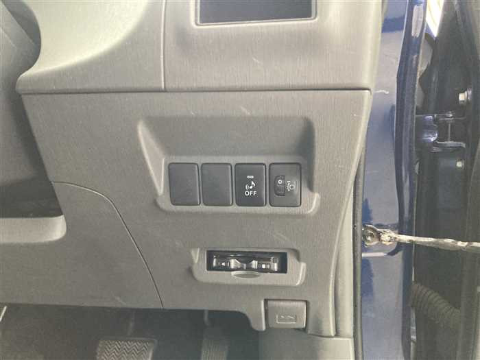 2013 Toyota Prius alpha DAA-ZVW41W (UW-69ad002687824)[18]