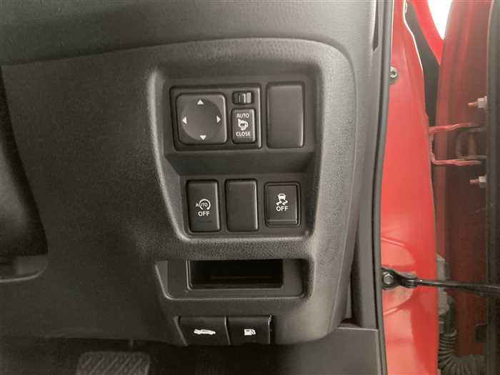 2013 Nissan JUKE DBA-YF15 (UW-69ad003d5dd1f)[17]