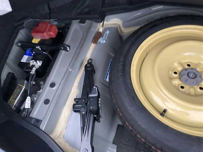 2015 Toyota Crown Hybrid DAA-AWS210 (UW-69ad003f04c2e)[13]