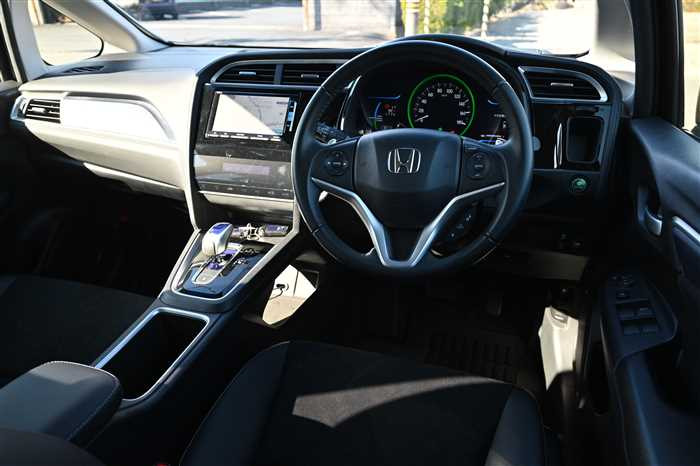 2015 Honda SHUTTLE HYBRID DAA-GP7 (UW-69a6941789641)[10]