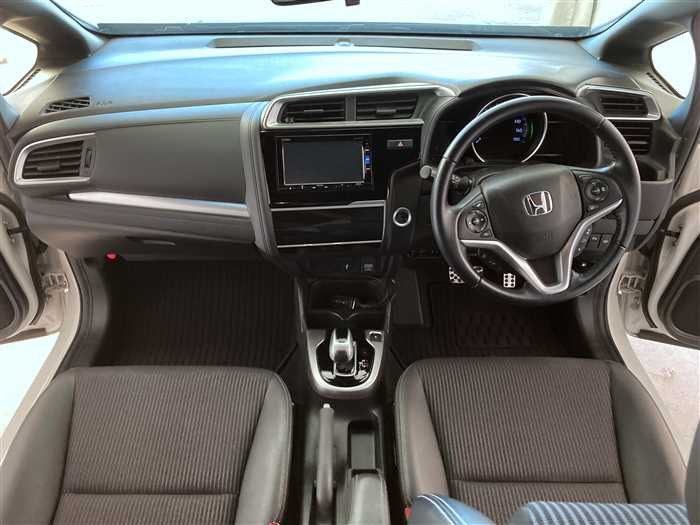 2018 Honda Fit Hybrid DAA-GP5 (UW-69a6941920d90)[15]