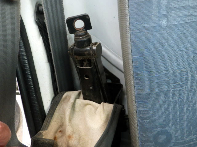 2000 Mitsubishi Minicab Truck U62T (UW-69a6b8f2807d7)[19]