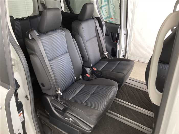 2015 Toyota Voxy DBA-ZRR80W (UW-69ad00223f686)[10]