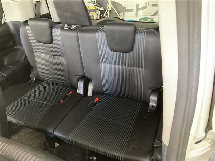 2015 Toyota Voxy DBA-ZRR80W (UW-69ad00223f686)[14]