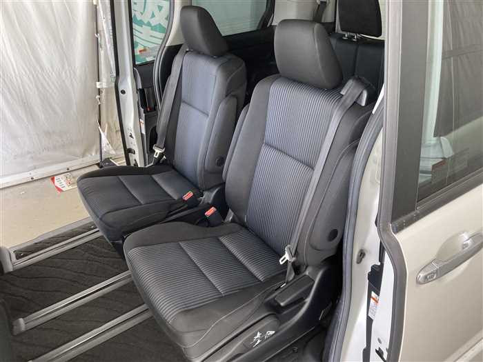 2015 Toyota Voxy DBA-ZRR80W (UW-69ad00223f686)[15]