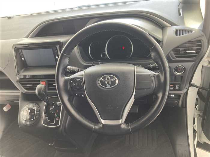 2015 Toyota Voxy DBA-ZRR80W (UW-69ad00223f686)[18]