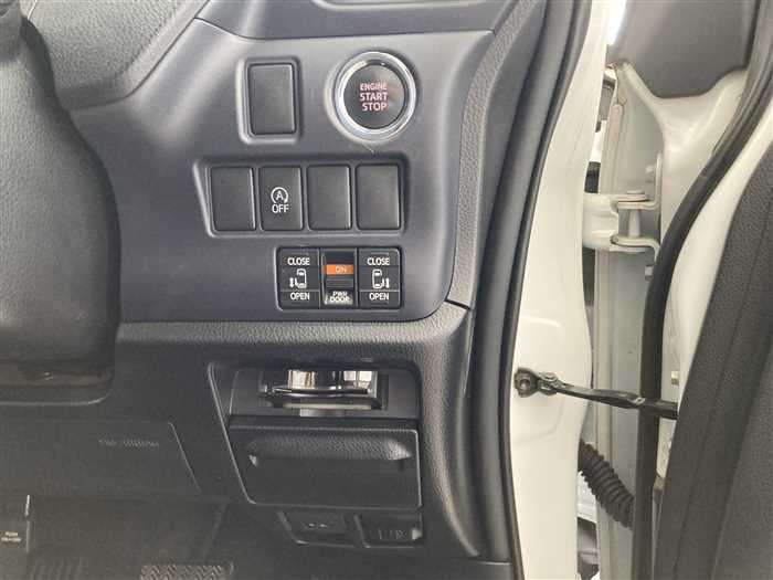 2015 Toyota Voxy DBA-ZRR80W (UW-69ad00223f686)[19]