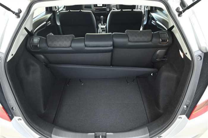 2017 Honda Fit DBA-GK3 (UW-69a693f130418)[10]