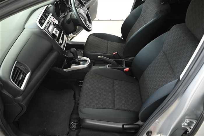 2017 Honda Fit DBA-GK3 (UW-69a693f130418)[13]