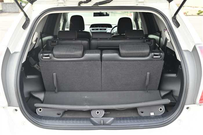 2014 Toyota Prius alpha DAA-ZVW40W (UW-69ad001022fe3)[16]