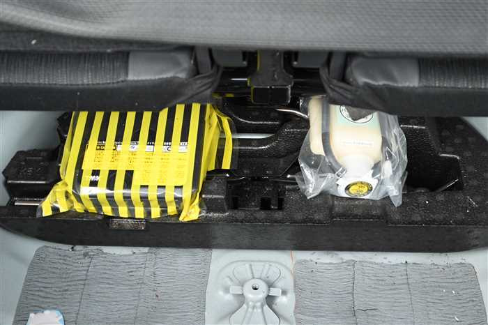 2014 Toyota Prius alpha DAA-ZVW40W (UW-69ad001022fe3)[17]