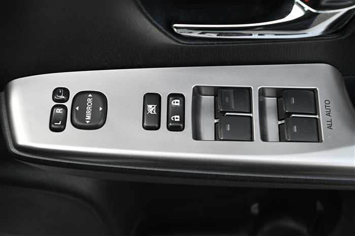 2014 Toyota Prius alpha DAA-ZVW40W (UW-69ad001022fe3)[18]