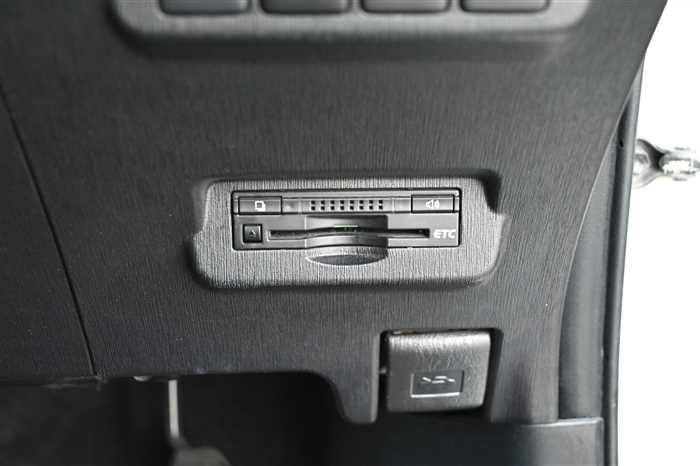 2014 Toyota Prius alpha DAA-ZVW40W (UW-69ad001022fe3)[19]