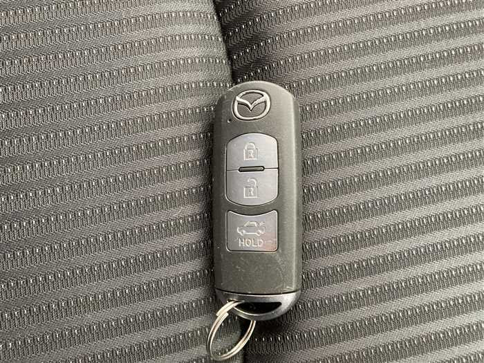 2013 Mazda Axela DBA-BM5FP (UW-69b279360c6a1)[24]